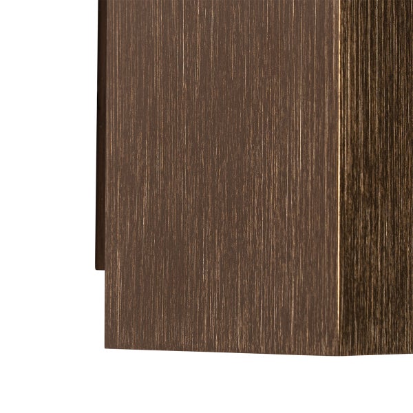 Detailansicht einer Holzoberfläche mit gebürsteter Textur