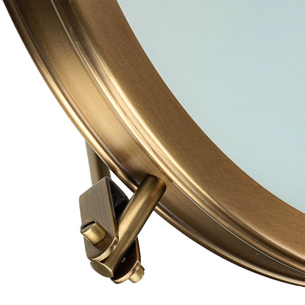 Detailansicht eines Bullaugen-Spiegels mit Messingrahmen und Befestigung