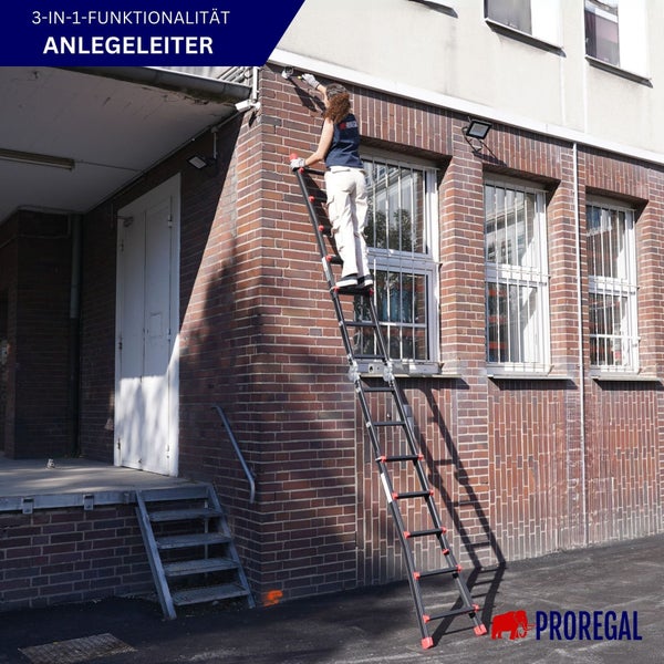 Anlegeleiter mit einer Person beim Anbringen eines Geräts an einer Hauswand