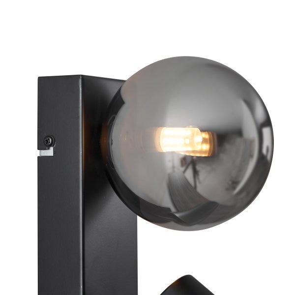 Moderne schwarze Wandleuchte mit rundem Schirm aus Rauchglas und sichtbarem LED Leuchtmittel.