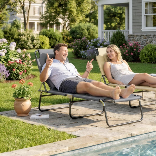 Mann und Frau entspannen auf Gartenliegen aus Metall und Textilgewebe am Pool in einem hellen Garten.