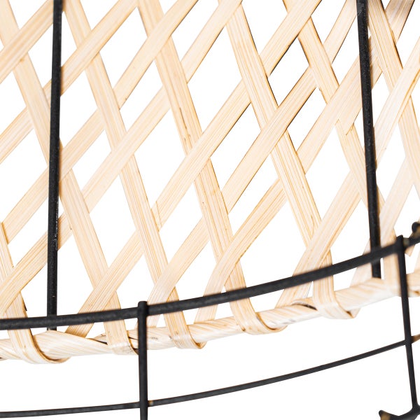 Detailansicht eines Korbes mit Bambusgeflecht und Metallgestell.