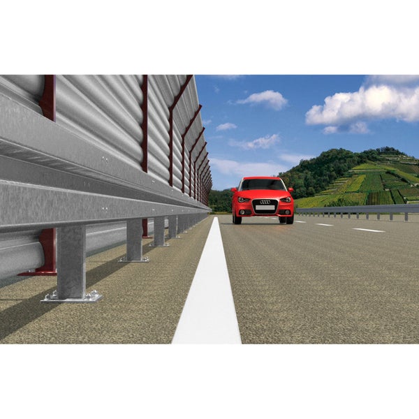 Schutzplanke aus Metall an einer asphaltierten Kurvenstraße mit einem vorbeifahrenden Auto.