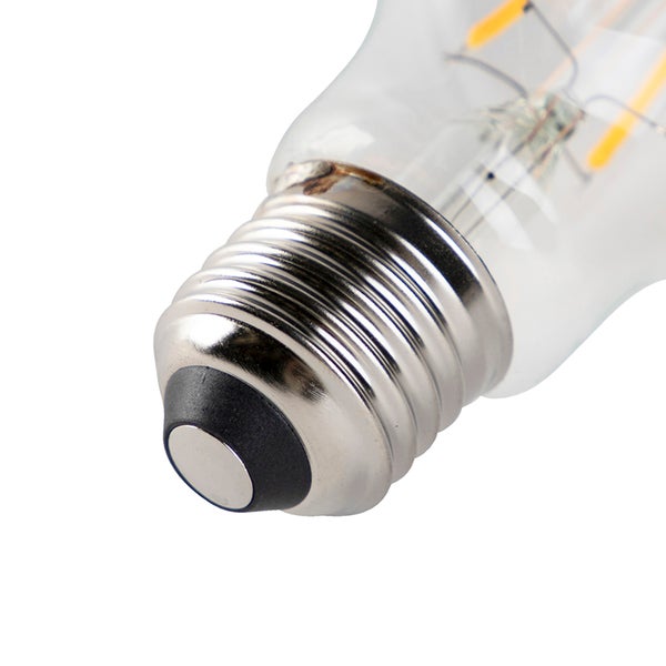 Nahaufnahme eines LED-Leuchtmittels mit E27 Schraubsockel und Glaskolben.