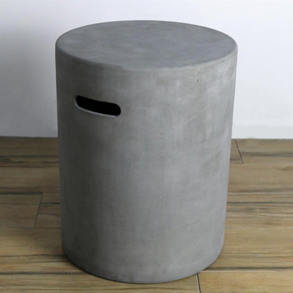 Zylindrischer Hocker in Beton-Optik mit seitlicher Griffmulde.