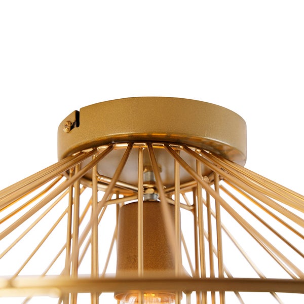 Detailansicht einer goldenen Deckenleuchte mit einem geometrischen, käfigartigen Lampenschirm.