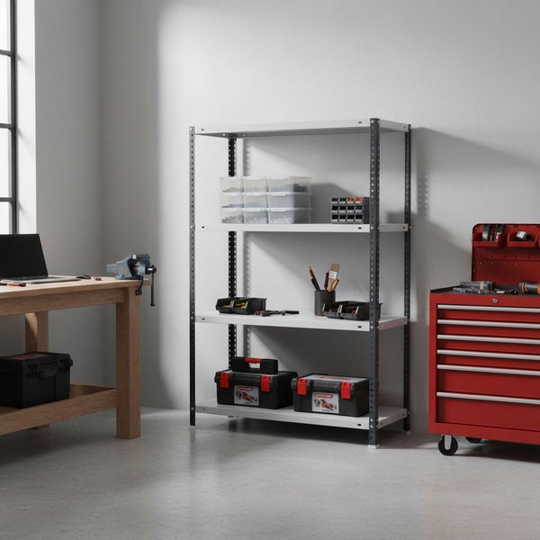 Organisierte Werkstatt mit Schwerlastregal aus Metall, Holzwerkbank inklusive Schraubstock und einem roten Werkstattwagen mit Schubladen.