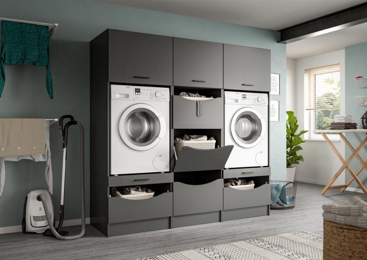 Moderner Hauswirtschaftsraum mit modularen, dunkelgrauen Waschmaschinenschränken, integrierten Geräten und praktischen Auszügen für Wäschekörbe.