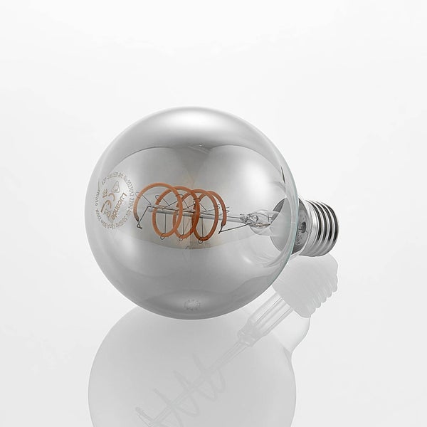 Lucande LED-Leuchtmittel Globe E27 4 Watt mit spiralförmigem Filament und silberner Kopfverspiegelung.