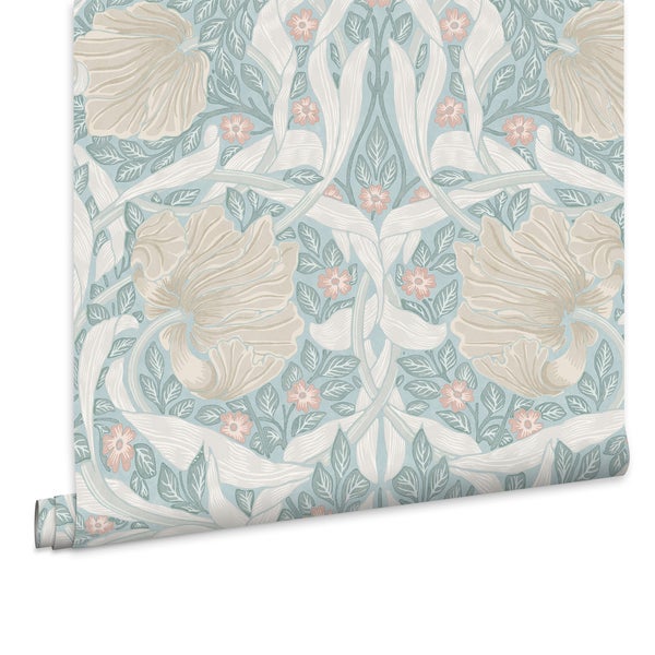 Tapete mit floralem Jugendstil Blumenmuster und Blättern auf einer Rolle