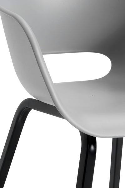 Detailansicht eines Stuhls mit Sitzschale und Metallbeinen