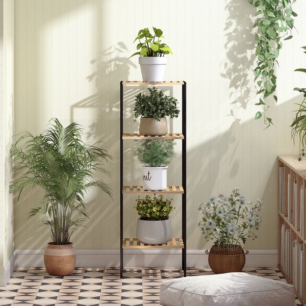 Fünfstufiges Pflanzenregal aus Metall und Holzlatten, bestückt mit verschiedenen Zimmerpflanzen in einem hellen Raum mit Fliesenboden.