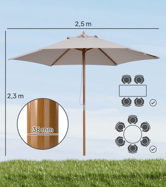 Beiger Sonnenschirm in Holzoptik, 2,5 Meter breit und 2,3 Meter hoch, Stockdurchmesser 38 Millimeter, passend für vier bis sechs Sitzplätze.