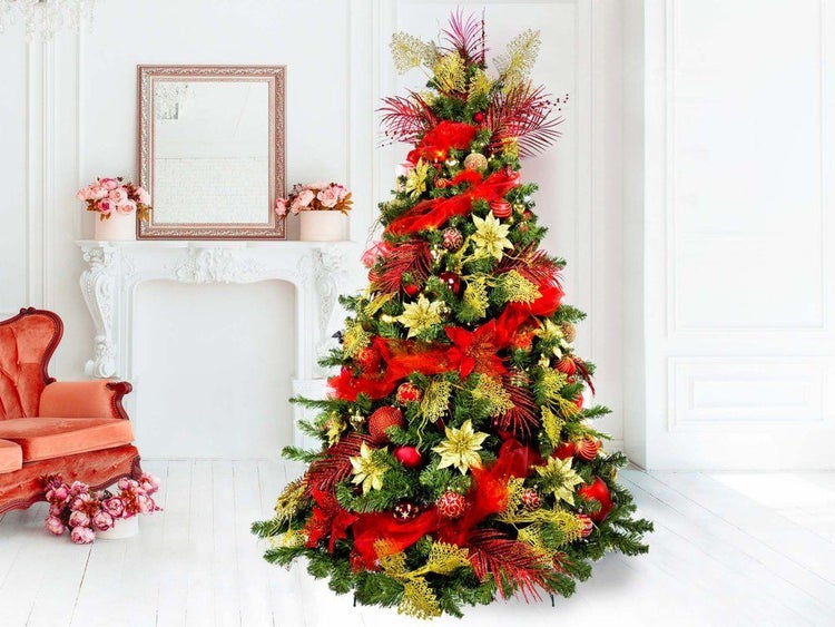 Geschmückter Weihnachtsbaum mit Kugeln, Blumen und Dekobändern in einem hellen Wohnzimmer vor einem Kamin.