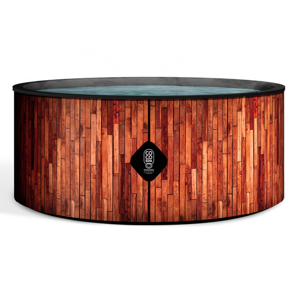 Runder Whirlpool mit Außenverkleidung in Holzoptik und Coco Spa Logo.