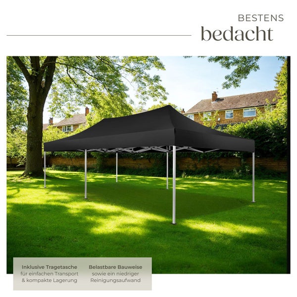 Schwarzes Faltzelt mit Tragetasche auf einer Wiese