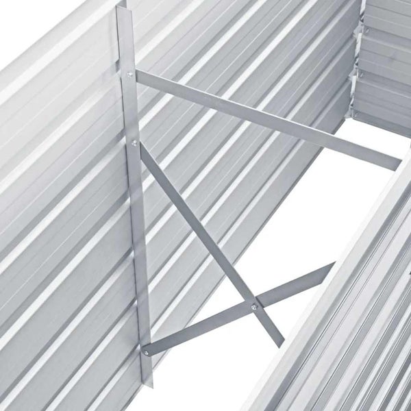 Innenansicht eines Metall-Hochbeets mit stabilisierenden Querstreben zur Verstärkung der Seitenwände.