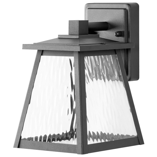 Schwarze Außenwandleuchte mit strukturiertem Glas und Metallrahmen in Trapezform.