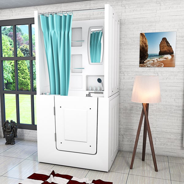 Barrierefreie Sitzbadewanne mit Dusche, integrierten Regalen, Spiegel und blauem Duschvorhang in einem hellen Raum mit Fenster.