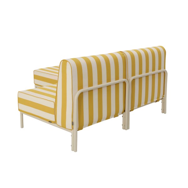 Modulares Gartensofa mit gelb-weiß gestreiften Polstern und hellem Metallgestell, Rückansicht.