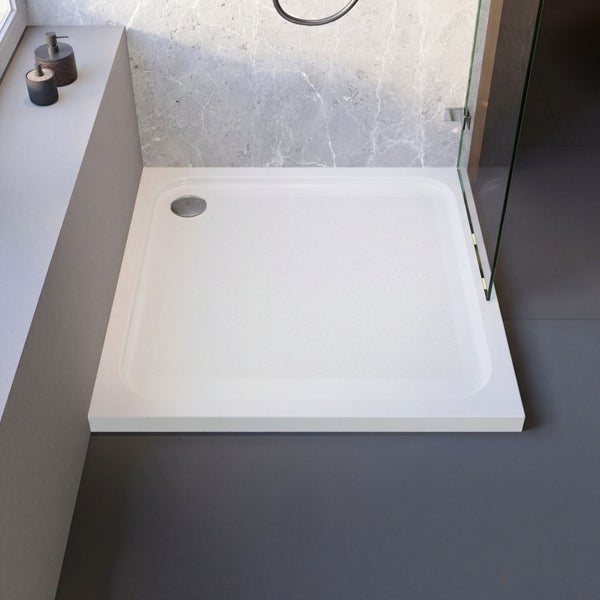 Flache, quadratische Duschwanne in einem modernen Badezimmer mit Wandfliesen in Marmoroptik und einer Duschwand aus Glas.