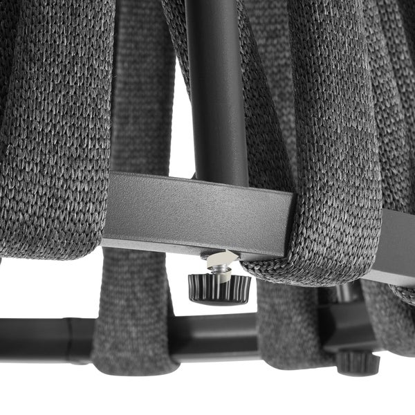 Detailansicht eines Gartenstuhls mit verstellbaren Füßen für den Außenbereich