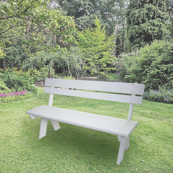 Weiße Gartenbank aus Kunststoff auf Rasen