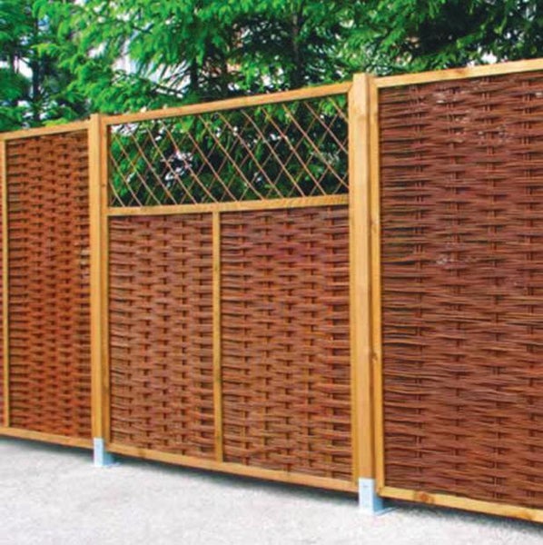 Sichtschutzzaun aus Naturgeflecht mit Rankgitter und Holzrahmen für den Garten.