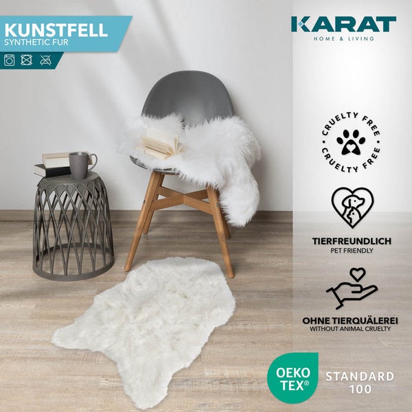 Weißes Kunstfell von Karat auf einem Stuhl und Boden in einem modernen Zimmer, Oeko-Tex Standard 100 zertifiziert und tierfreundlich.