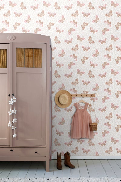 Zimmer mit einer Tapete mit Schmetterlingsmuster, einem Kleiderschrank und Accessoires