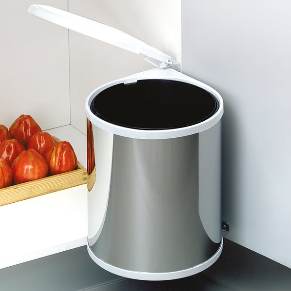 Runder Einbaumülleimer aus Edelstahl mit weißem Deckel, montiert in einem Küchenschrank neben einer Holzkiste mit Tomaten.