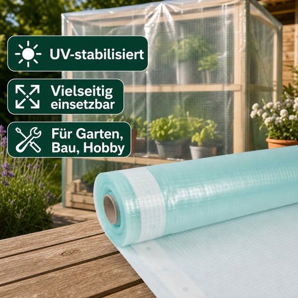 UV-stabilisierte Gewächshausfolie auf einer Rolle für Garten und Bau, im Hintergrund ein aufgebautes Gewächshaus.