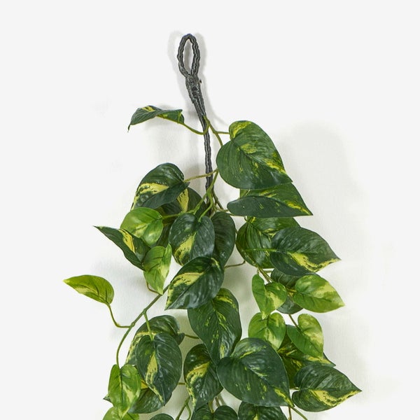 Künstliche Hängepflanze Efeutute mit gemusterten Blättern und Aufhängeschlaufe.