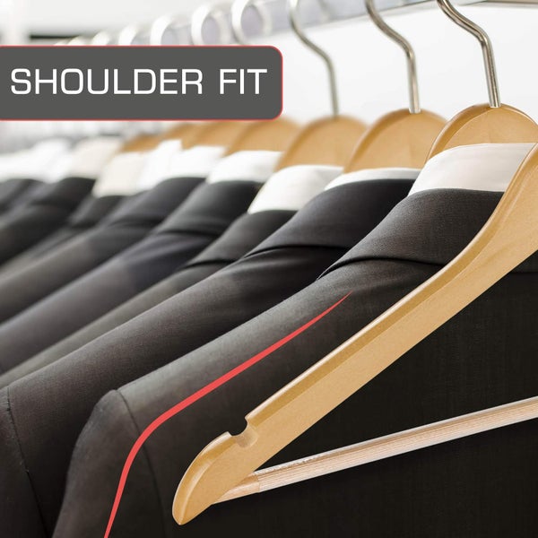 Reihe von Anzügen an Holz Kleiderbügeln mit Schulterform