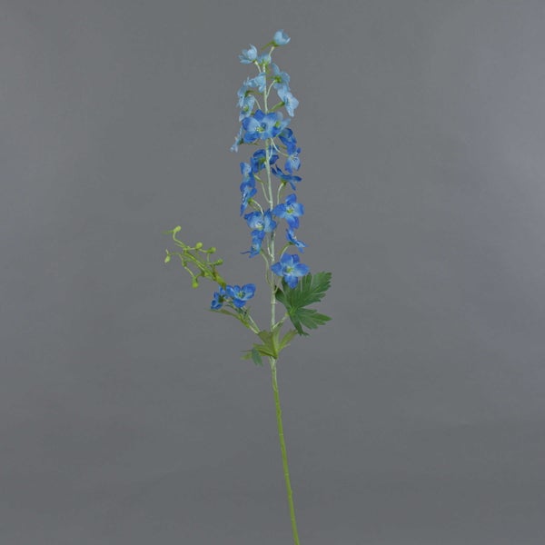 Künstlicher Rittersporn mit blauen Blüten und grünem Stiel.