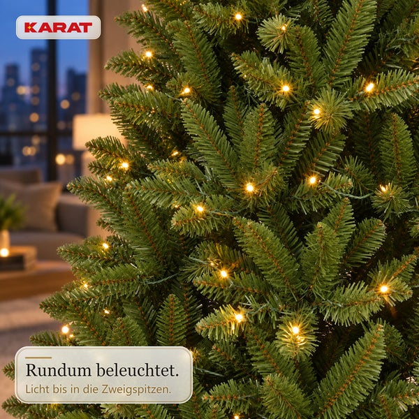 Künstlicher Weihnachtsbaum von Karat mit integrierter LED Beleuchtung in einem Wohnraum.