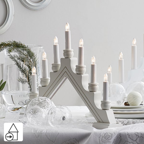 Weihnachtsleuchter mit sieben elektrischen Kerzen auf einem Tisch