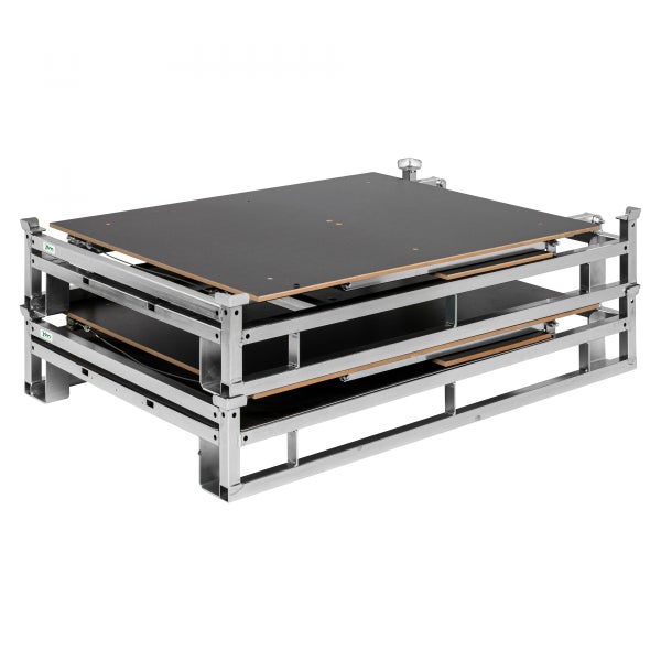 Stapelbare Bühnenelemente mit schwarzer Oberfläche und silberfarbenem Rahmen