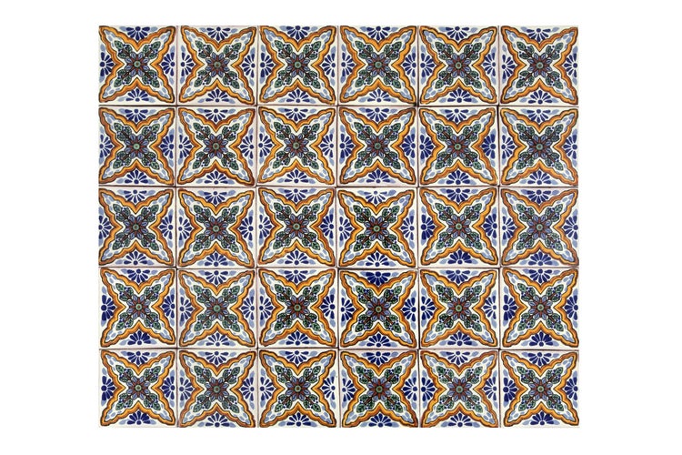 Helles Badezimmer mit Dusche, gemusterten Fliesen, Waschtisch und Spiegel