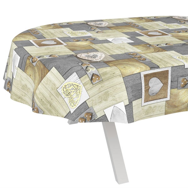 Ovale Tischdecke mit Patchwork-Muster aus Quadraten in Holzoptik und verschiedenen Herzmotiven.