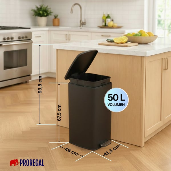 Schwarzer Treteimer 50 Liter in heller Küche. Maße: Höhe 67,5 Zentimeter, Breite 49 Zentimeter, Tiefe 41,5 Zentimeter. Proregal Logo.