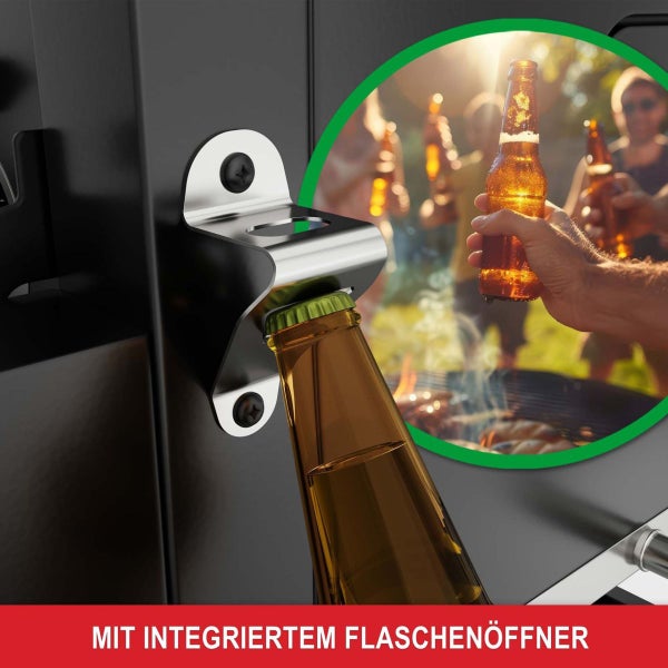 Am Grill montierter Flaschenöffner aus Metall beim Öffnen einer Glasflasche.