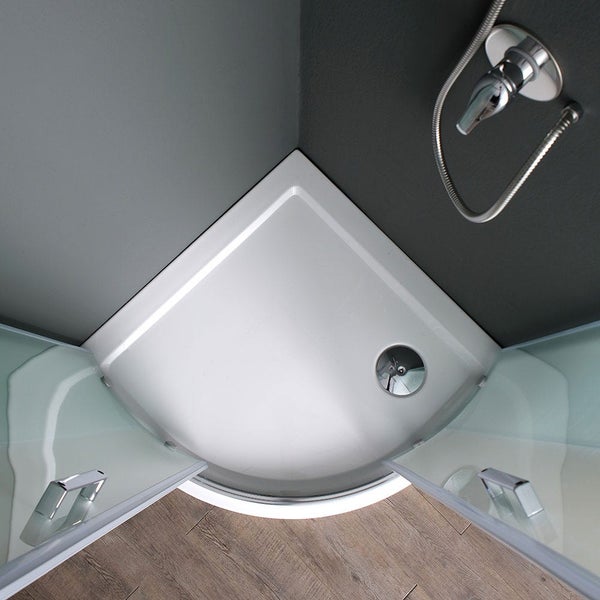 Eckdusche mit Duschwanne, Brause und Glastüren von oben