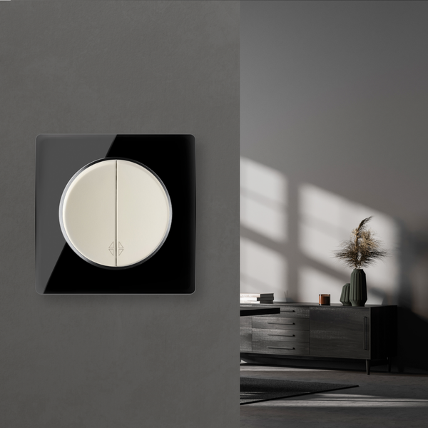 Moderner Doppelschalter mit rundem Einsatz in einem Wohnzimmer mit dunklem Sideboard und minimalistischer Dekoration.