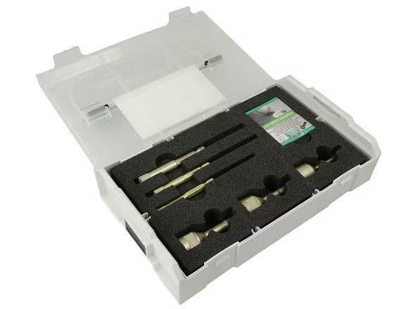 Bohrer-Set und Steckschlüsseleinsätze in einem grauen Kunststoffkoffer mit Schaumstoffeinlage.