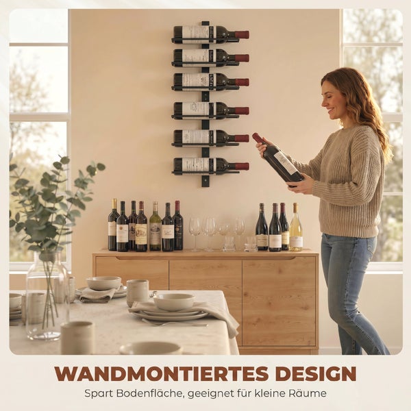 Eine Frau betrachtet eine Weinflasche vor einem wandmontierten Weinregal in einem hellen Esszimmer mit Holzanrichte und Esstisch.