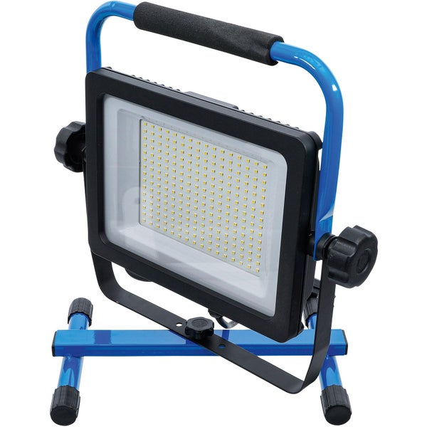 Tragbarer LED-Arbeitsstrahler mit blauem Gestell, gepolstertem Handgriff und verstellbarem schwarzem Gehäuse.