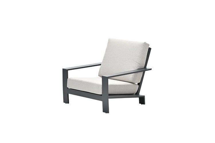 Moderner Garten-Loungesessel mit dunklem Metallgestell und hellen Sitz- und Rückenkissen.