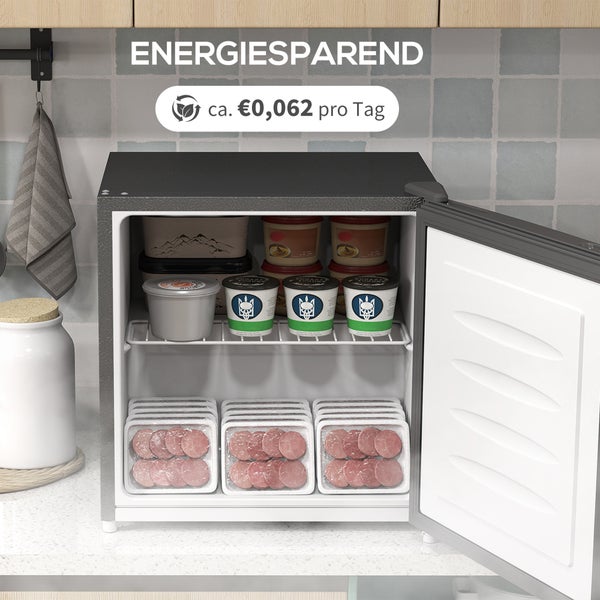 Mini-Gefrierschrank mit offener Tür, befüllt mit Lebensmitteln, Hinweis auf energiesparenden Betrieb und Kosten von circa 0,062 Euro pro Tag.