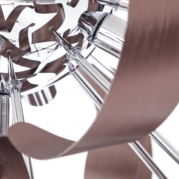 Detailaufnahme einer modernen Deckenleuchte mit verchromten Metallstangen und geschwungenen braunen Dekobändern.